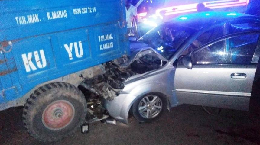 Otomobil Trakt&ouml;r R&ouml;morkuna &Ccedil;arptı: 5 Yaralı