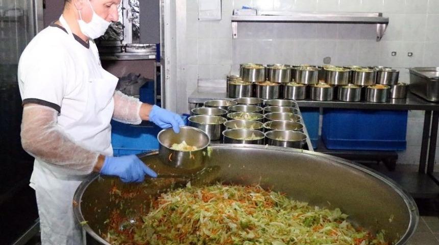 B&uuml;y&uuml;kşehir&rsquo;den Her G&uuml;n 2 Bin 600 Kişiye &Uuml;&ccedil; &Ouml;ğ&uuml;n Yemek