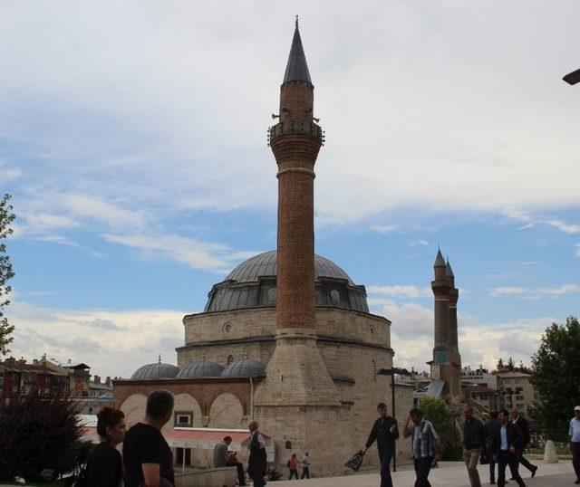 Beş Asırdır Bulan Da Kaybeden De Ona Koşuyor