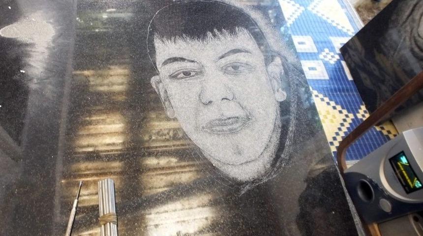 Granit Taş &Uuml;zerine Resim Yapıyor