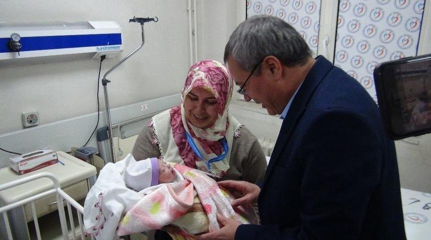 Yeni Yılın İlk Bebeklerine Altın Hediye Edildi