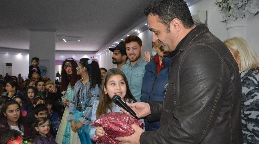 Yeni Yılda &Ccedil;ocuklar Hediyelerine Kavuştu