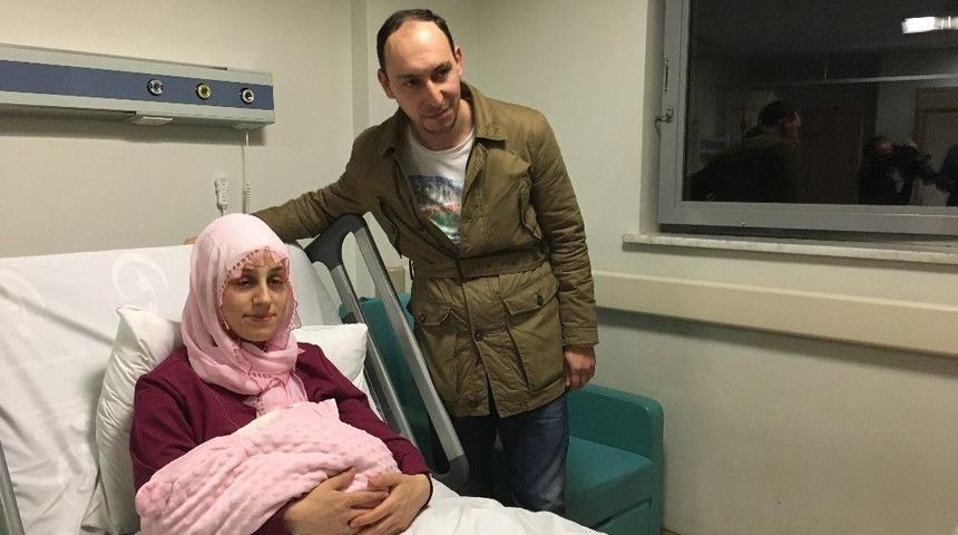 2018&rsquo;in İlk Bebeğini Bakan Fatma Bet&uuml;l Sayan Kaya Ziyaret Etti