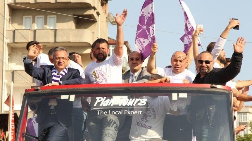 Gebze&rsquo;de Şampiyonluk Coşkusu Meydanlara Taştı