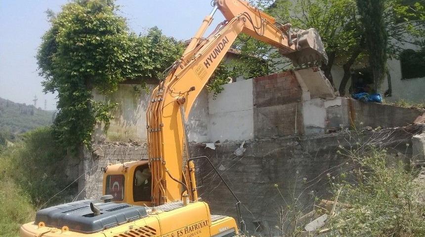 Hereke&rsquo;de Metruk Bina Yıkımı