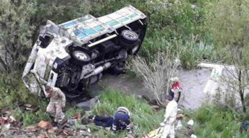 Uçuruma Yuvarlanan Aracın Sürücüsü Sıkışarak Hayatını Kaybetti