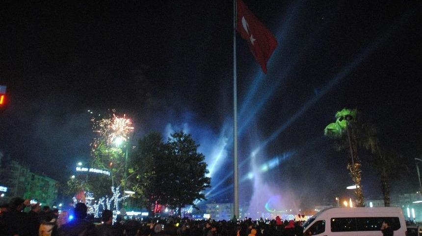 Aydın&rsquo;da Vatandaşlar Yeni Yıla Kent Meydanı&rsquo;nda Girdi