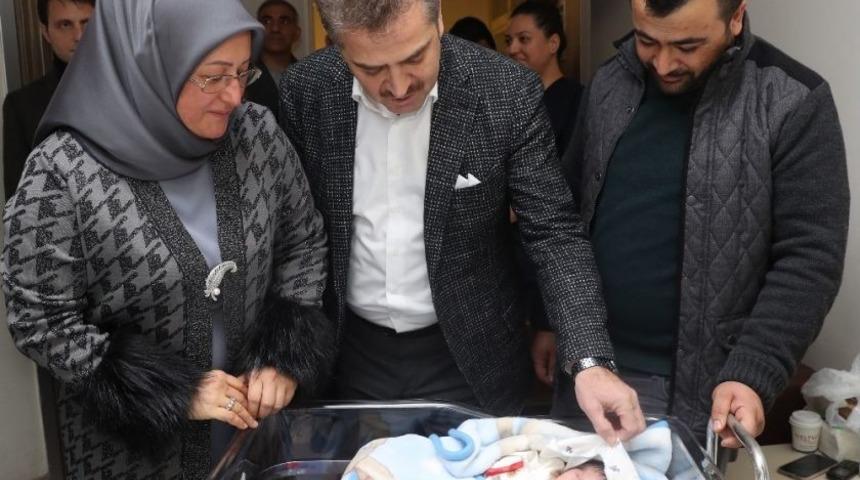 İstanbul&rsquo;da Yeni Yılın İlk Bebekleri D&uuml;nyaya Geldi