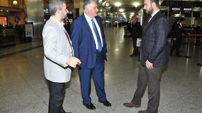 2017&rsquo;nin Son Yolcusu İle 2018&rsquo;in İlk Yolcusuna Thy&rsquo;den Bilet Jesti