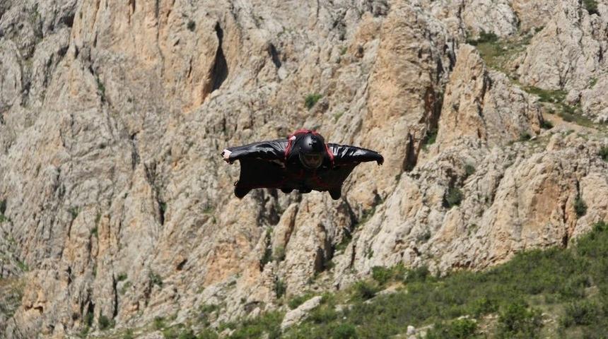 200 Kilometre Hızla Kayalıkların &Uuml;zerinden S&uuml;z&uuml;len Pilotlar Nefes Kesti