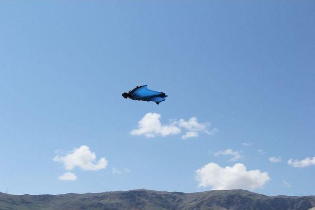 200 Kilometre Hızla Kayalıkların &Uuml;zerinden S&uuml;z&uuml;len Pilotlar Nefes Kesti 1