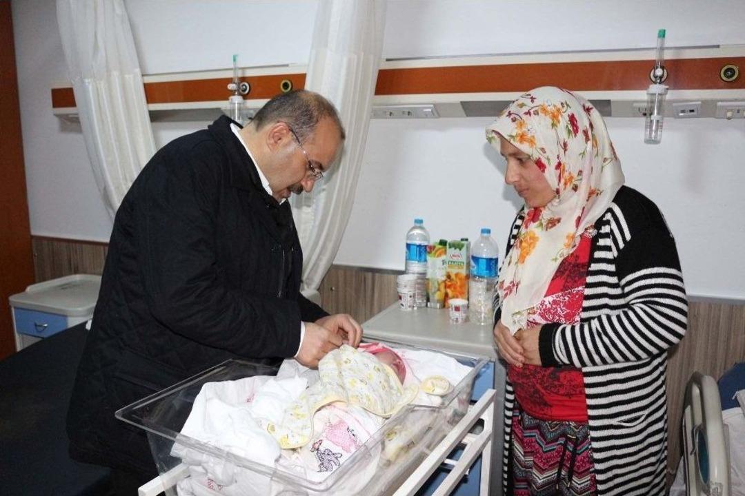 Vali&rsquo;den Yeni Yılın İlk Bebeklerine Altın