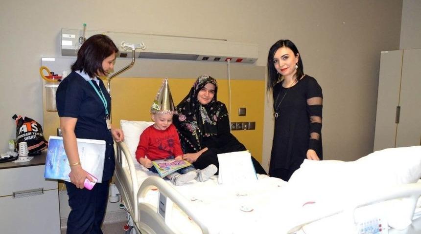 İl Sağlık M&uuml;d&uuml;rl&uuml;ğ&uuml; Hasta &Ccedil;ocuklara Kitap Hediye Etti