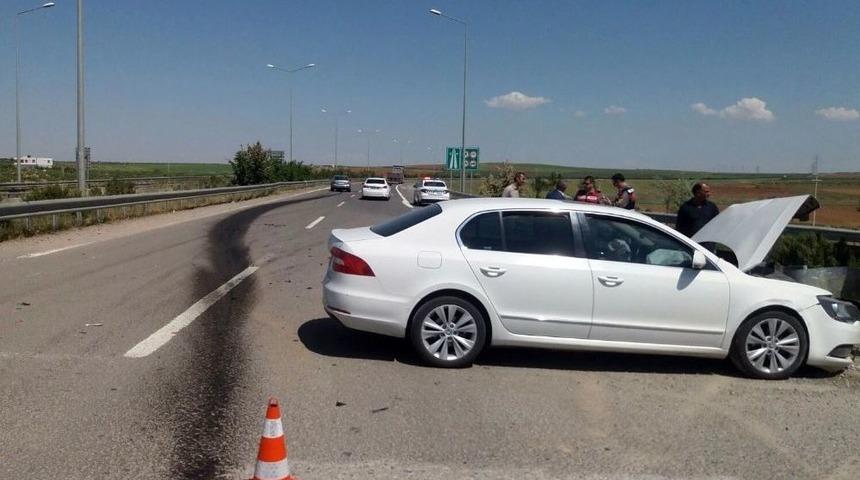 Şanlıurfa&rsquo;da İki Otomobil &Ccedil;arpıştı: 2 Yaralı