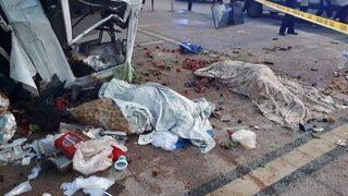 Kamyonet İle Otomobil Çarpıştı: 2 Ölü, 6 Yaralı