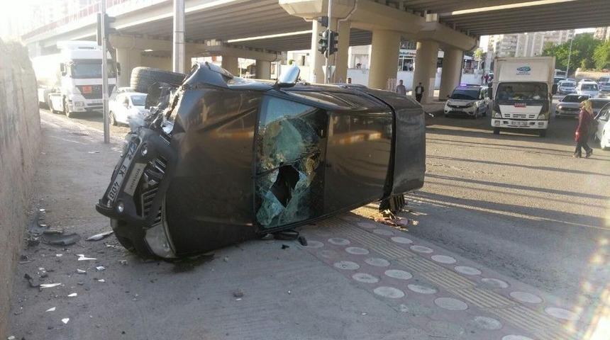 Virajı Alamayan Hafif Ticari Ara&ccedil; Takla Attı