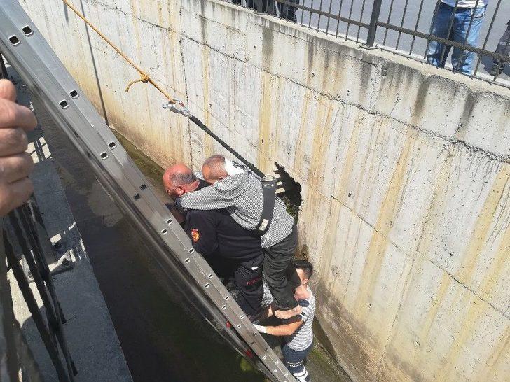Su Kanalına Düşen Yaşlı Adamı İtfaiye Eri Sırtına Alarak Kurtardı
