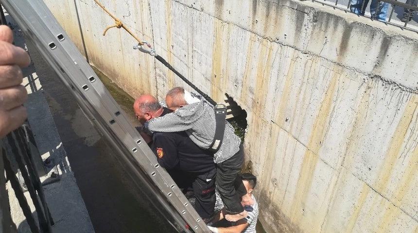 Su Kanalına D&uuml;şen Yaşlı Adamı İtfaiye Eri Sırtına Alarak Kurtardı