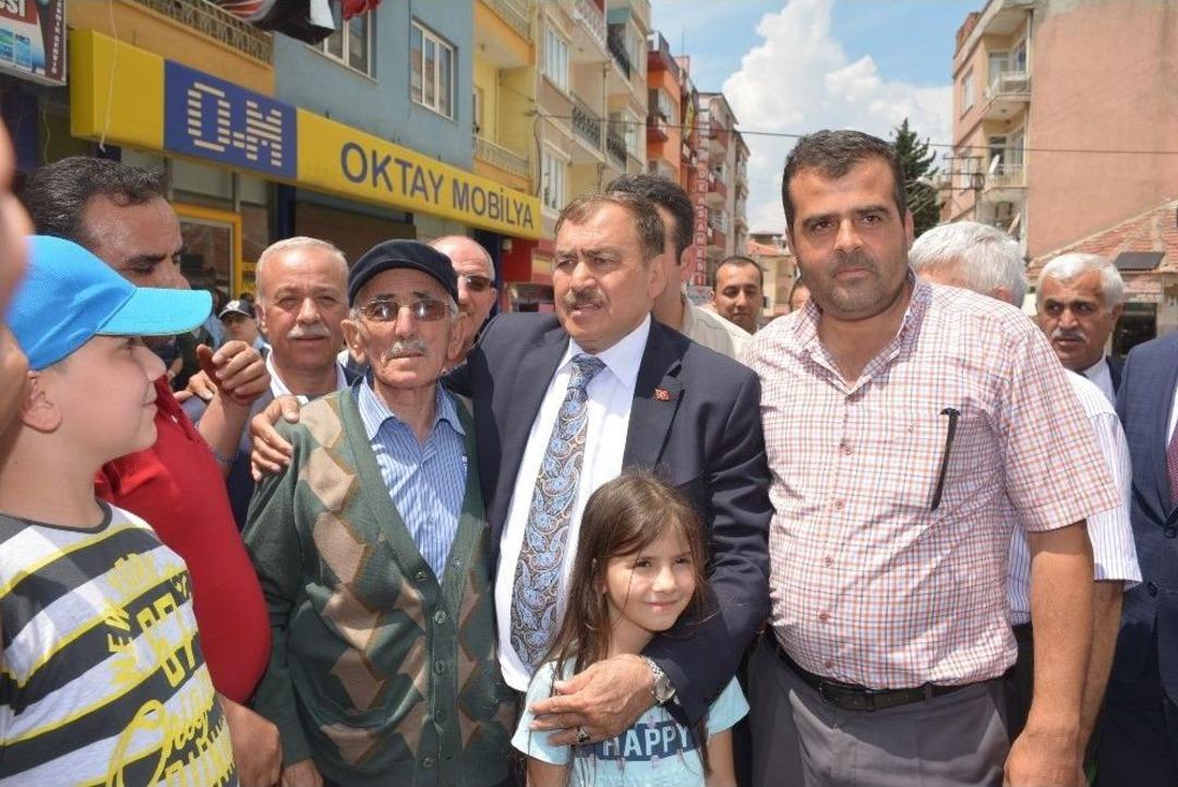Bakan Eroğlu, Dinar&rsquo;da Vatandaşlarla Bayramlaştı