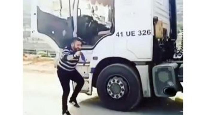Tır Şof&ouml;r&uuml; Seyir Halindeki Aracından İnip Yol Ortasında Halay &Ccedil;ekti