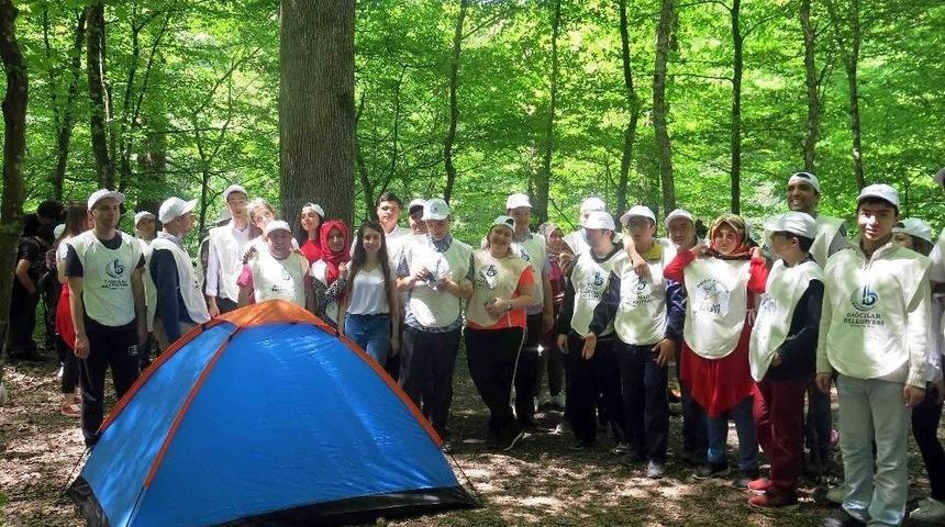 Engelliler, &Uuml;niversite &Ouml;ğrencileriyle Doğa Y&uuml;r&uuml;y&uuml;ş&uuml; Yaptı