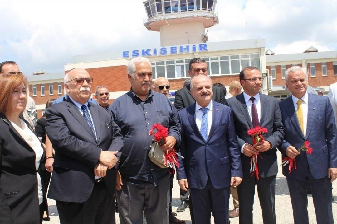 10 Bininci Yolcu &Ccedil;i&ccedil;ekle Karşıladı