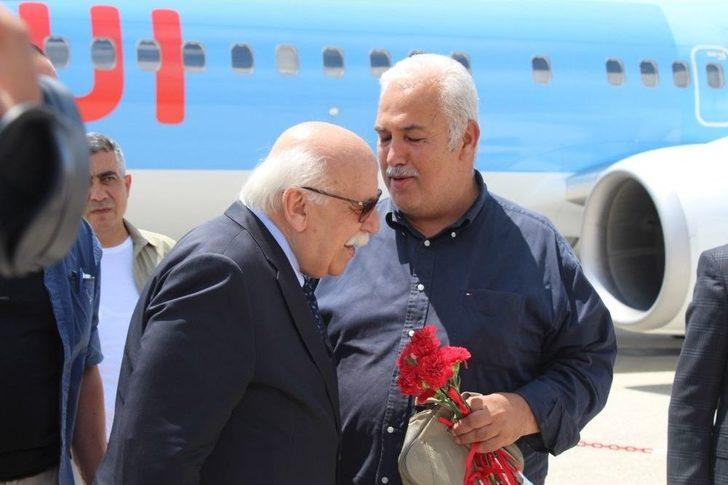 10 Bininci Yolcu Çiçekle Karşıladı G1