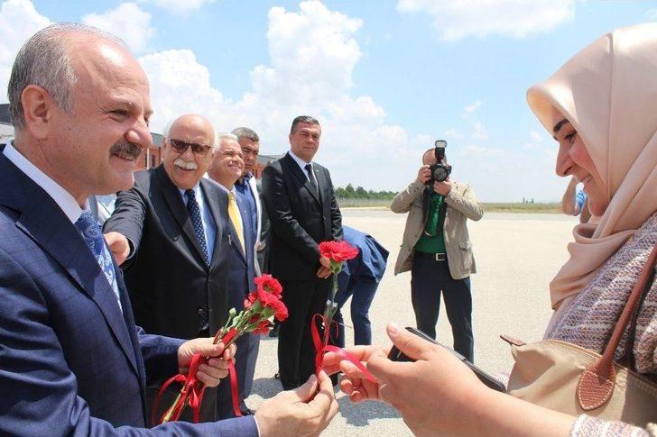 10 Bininci Yolcu Çiçekle Karşıladı G4