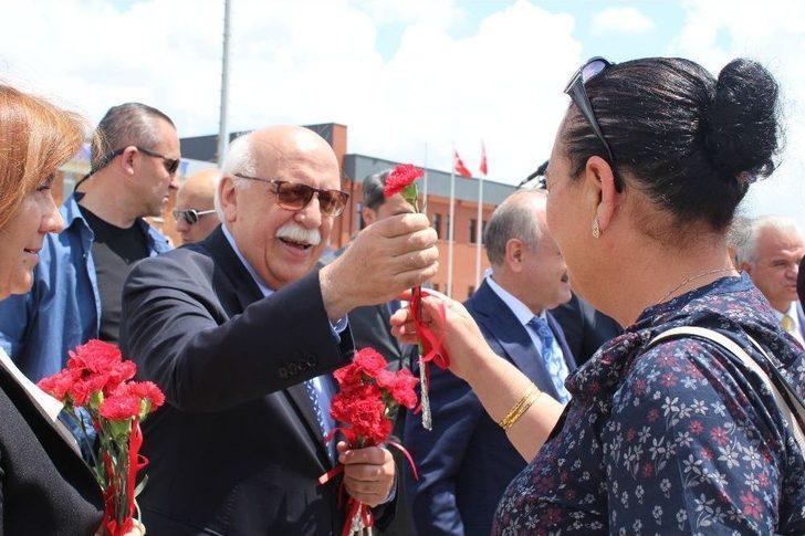 10 Bininci Yolcu Çiçekle Karşıladı G5