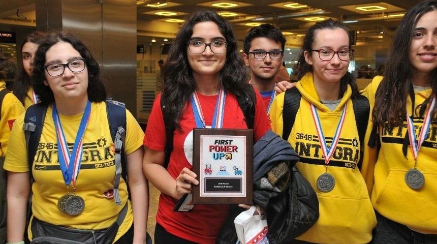 Bah&ccedil;eşehir Koleji Robotik Takımları, D&uuml;nyanın En &Ouml;nemli Robotik Turnuvasından &Ouml;d&uuml;llerle D&ouml;nd&uuml;