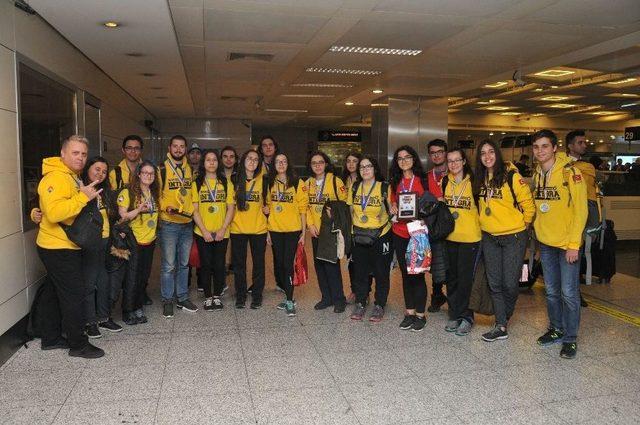Bah&ccedil;eşehir Koleji Robotik Takımları, D&uuml;nyanın En &Ouml;nemli Robotik Turnuvasından &Ouml;d&uuml;llerle D&ouml;nd&uuml; 1