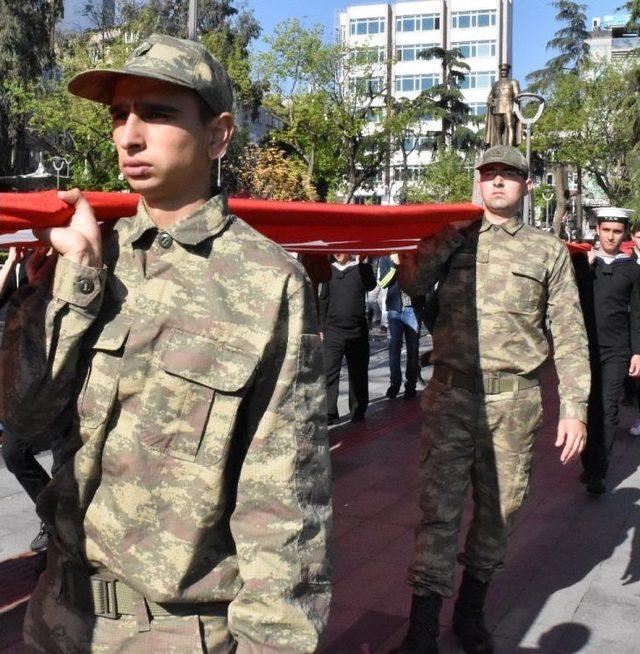 Çanakkale’de Destan Yazan 57. Alay İçin 102 Metrelik Bayrakla Vefa Yürüyüşü Yapıldı 3