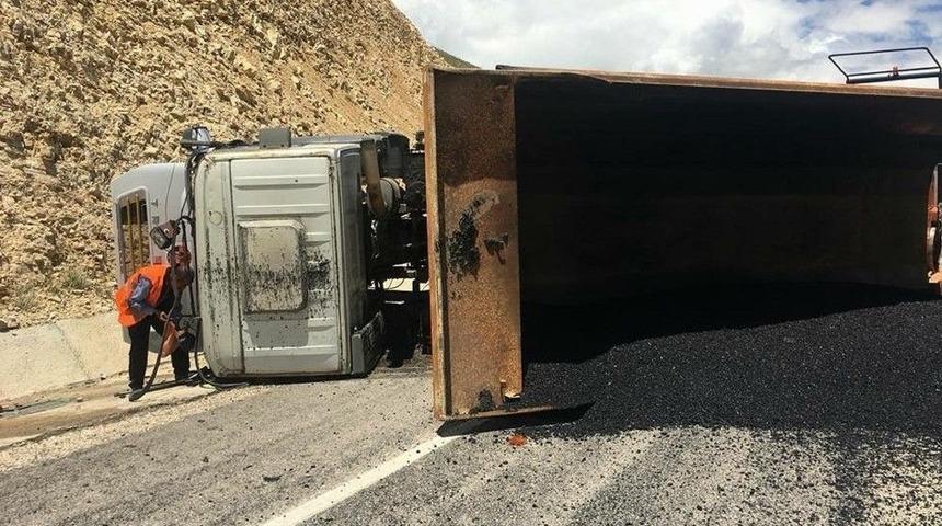 Asfalt Y&uuml;kl&uuml; Kamyon Devrildi: 1 Yaralı