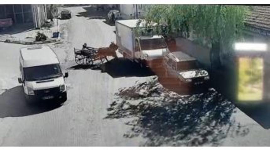 Virajı Alamayan At Arabası Park Halindeki Kamyonete Çarptı