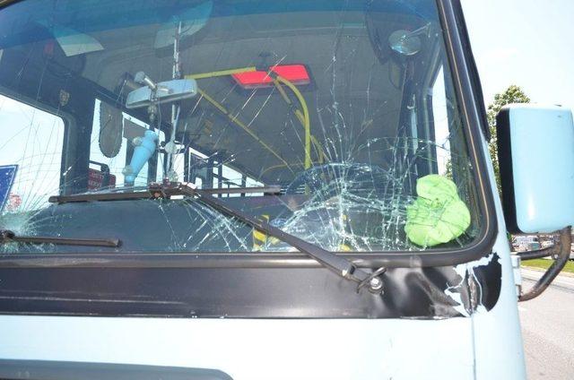 2 Minibüs Çarpıştı, 4 Yolcu Yaralandı