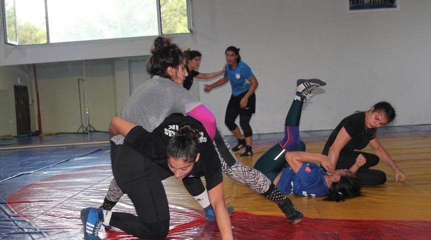 Genç Kadınlar Güreş Milli Takımı Yalova’da Kampa Girdi