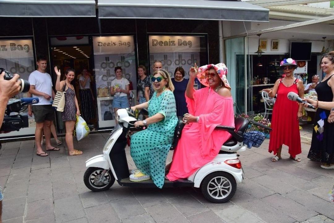 B&uuml;lent Ersoy Bodrum Sokaklarını İnletti