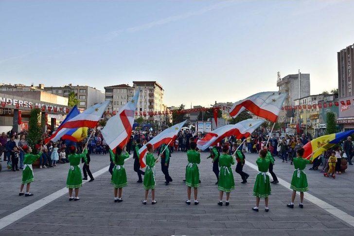 Mustafakemalpaşa’da 23 Nisan Kutlamaları Kıpçaklı Çocukların Gösterileriyle Renklendi