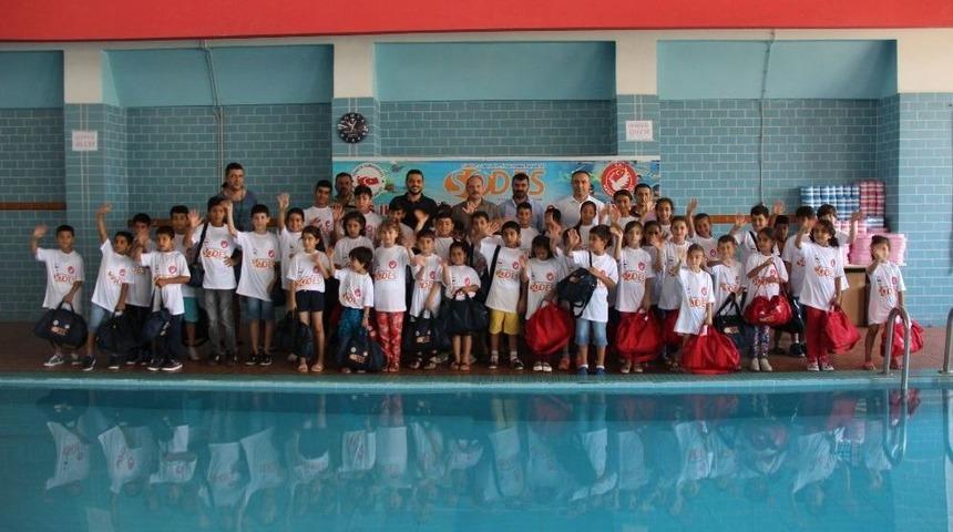 Hatay&rsquo;da Sevgi Evlerindeki &Ccedil;ocuklara &Uuml;cretsiz Y&uuml;zme Kursu