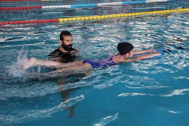 Hatay’da Sevgi Evlerindeki Çocuklara Ücretsiz Yüzme Kursu