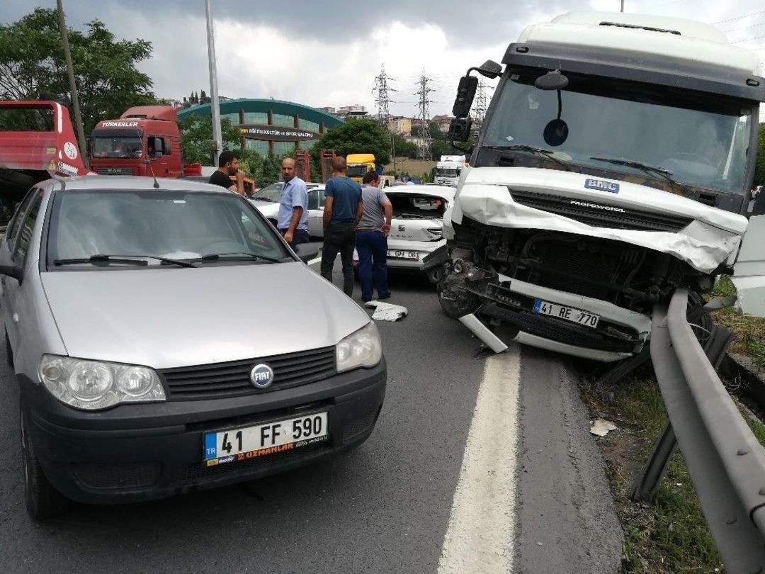 Tır, 6 Otomobili Bi&ccedil;ti: 3 Yaralı