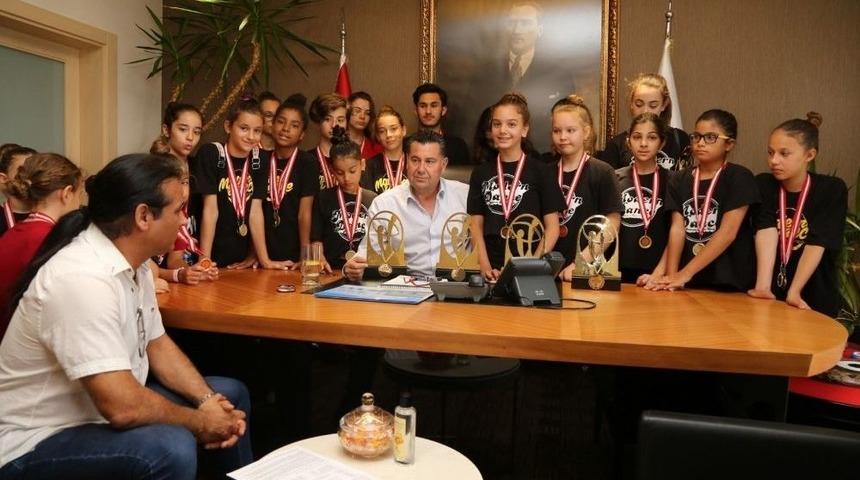 Şampiyon Dans&ccedil;ılar Başkan Kocadon&rsquo;u Ziyaret Etti