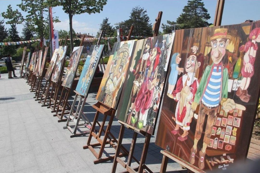 G&uuml;neşli Havanın Tadını Meydanda Resim &Ccedil;izerek &Ccedil;ıkarttılar