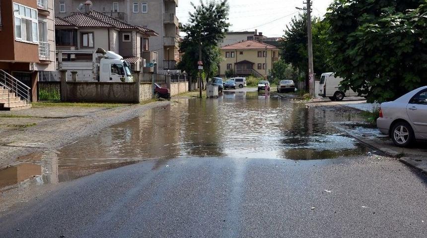 Tahliye Mazgalının &Uuml;zerine Asfalt Atıldı, Sokak Sular Altında Kaldı