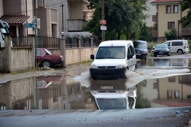 Tahliye Mazgalının Üzerine Asfalt Atıldı, Sokak Sular Altında Kaldı