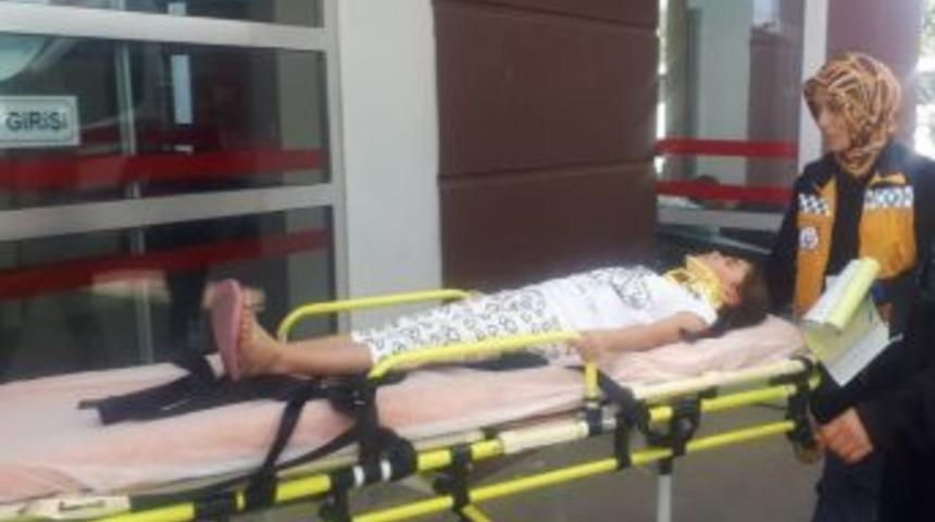 Otomobil Refüje Çarptı: 1 Yaralı