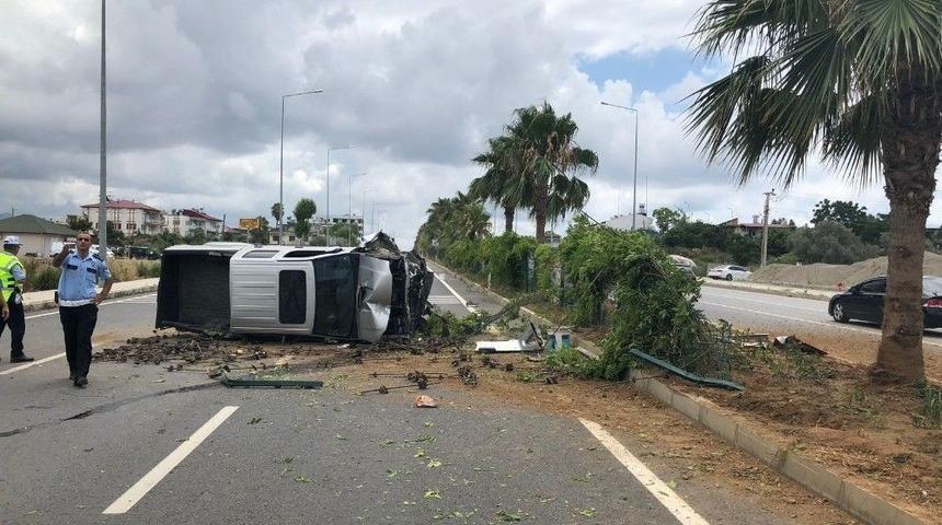 Kontrolden &Ccedil;ıkan Kamyonet Takla Attı : 4 Yaralı