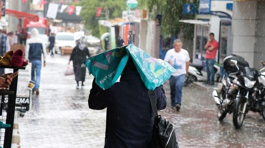 Bolu&rsquo;da Sağanak Yağmur Alt Ge&ccedil;itlerde Su Baskınına Neden Oldu