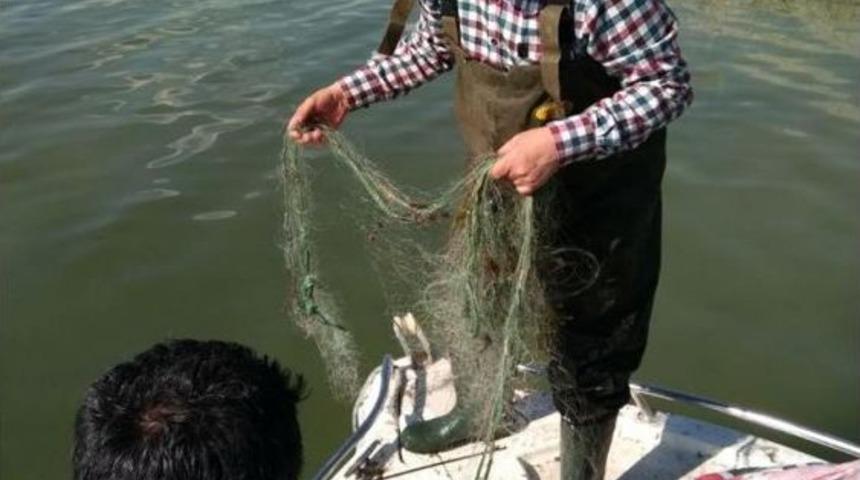 Eğirdir G&ouml;l&uuml;&rsquo;ndeki Ka&ccedil;ak Avcılık Denetiminde Tekne Ve 800 Metre Uzatma Ağ Ele Ge&ccedil;irildi