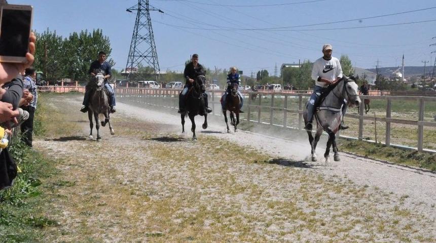 K&uuml;tahya&rsquo;da &rsquo;rahvan At Yarışları&rsquo; İlgi G&ouml;rd&uuml;